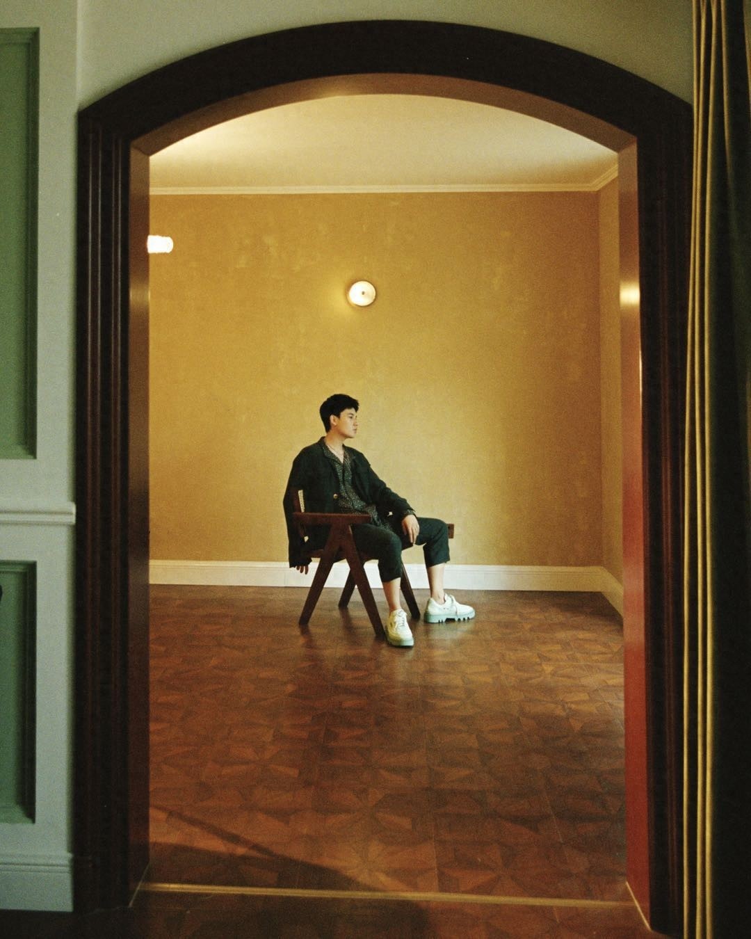 胡先煦写真曝光，身穿标准学生制服置身于大自然，眼神清澈而温暖