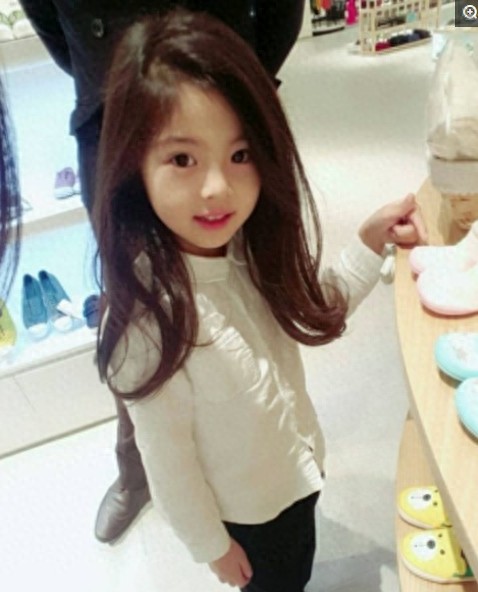 韩国最美最红的5岁女孩，看了妈妈后才发觉基因很强大